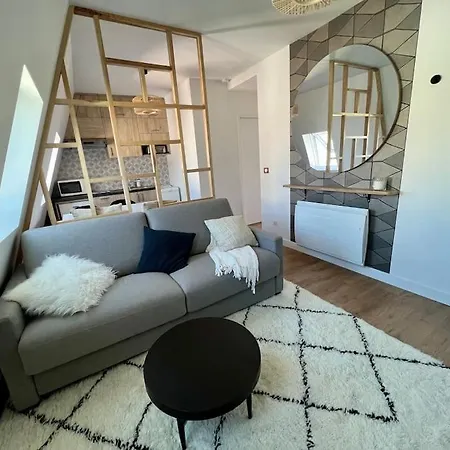 Fabulous View On Roofs Apartment *